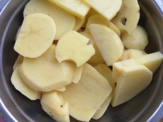 4、干锅土豆片,控干净水  晾干  备用