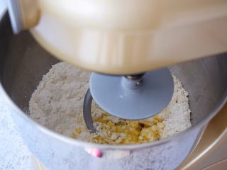 3、肉松面包,启动一档慢速揉面3分钟，再转三档快速揉面7分钟（共10分钟）