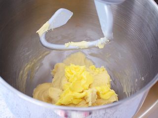 4、肉松面包,加入黄油，继续启动三档快速揉面10分钟