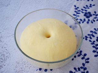 7、肉松面包,手指沾水或面粉戳一小洞，不反弹不回缩即发酵成功