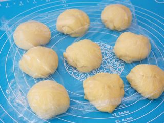 8、肉松面包,取出面团按压排气揉均匀分成9份，盖上保鲜膜醒发20分钟