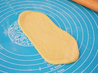 9、肉松面包,把面团擀成长椭圆形