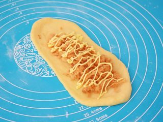 11、肉松面包,挤上沙拉酱