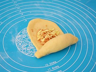 12、肉松面包,从一边慢慢卷起，两边捏紧