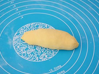 13、肉松面包,卷好收口捏紧，整理成橄榄形状