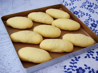 14、肉松面包,放入不沾烤盘上
