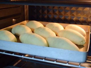 16、肉松面包,放入预热好的烤箱，上下火160度，中层20分钟