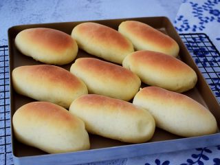 17、肉松面包,烤好取出晾凉