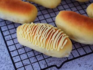 18、肉松面包,在表面挤上沙拉酱