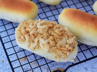 19、肉松面包,再撒上肉松即可