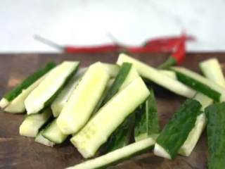 1、夏天必备凉菜,油淋黄瓜,清脆爽口,鲜香开胃,做法简单更健康,黄瓜切条，小米椒切圈