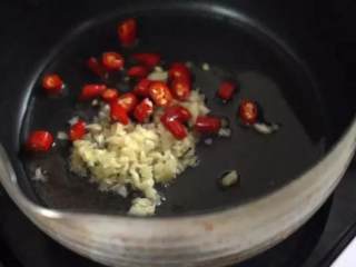 2、夏天必备凉菜,油淋黄瓜,清脆爽口,鲜香开胃,做法简单更健康,油锅爆香蒜末、小米椒