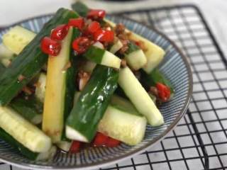 4、夏天必备凉菜,油淋黄瓜,清脆爽口,鲜香开胃,做法简单更健康,完成