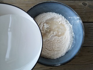 4、腐乳葱香饼,加入温水。