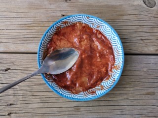 8、腐乳葱香饼,腐乳用勺子碾碎，备用。