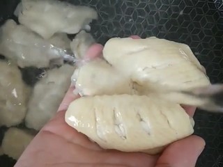 3、可乐鸡翅,捞出清洗干净控水