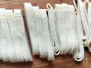 4、爽口麻汁儿拌三丝,豆腐皮折叠后切丝