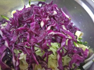 6、爽口麻汁儿拌三丝,腌好的紫甘蓝挤出水再冲洗干净挤干水，放在青瓜丝豆腐皮上