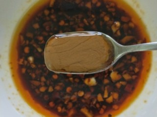 12、爽口麻汁儿拌三丝,加一勺芝麻酱搅拌均匀