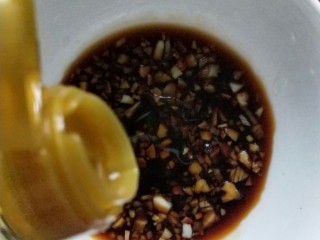 9、爽口麻汁儿拌三丝,倒入花椒油，香油