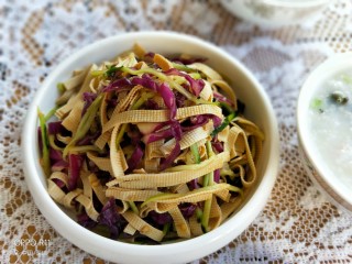 15、爽口麻汁儿拌三丝,装盘上桌，配一碗粥好极了！