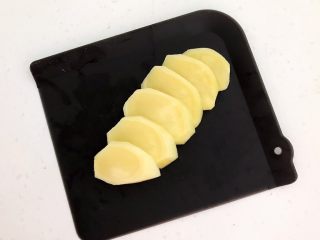 6、东北酱大骨,鲜姜切成小片