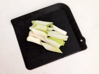 7、东北酱大骨,大葱切成小段