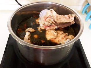 11、东北酱大骨,加入焯好的猪大骨
