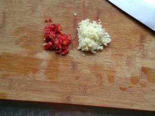 3、耗油西葫芦,大蒜，辣椒切末备用