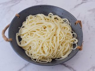 12、番茄鸡蛋拌面,放入盘中