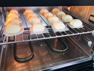 12、奶香小馒头,放入烤箱醒发40分钟。