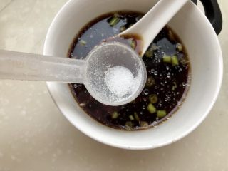 19、夏日里的开胃小凉菜➕蒜蓉炝拌金针菇,适量纯净水或凉开水拌匀，尝下味道，根据个人口味添加少许食盐，拌匀即可。今天阿晨做的是酸辣口味的，比较开胃，大家也可以根据自己的口味和身体情况配置调味汁，阿晨还加过香菇酱和老干妈，也很好吃????