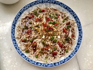 22、夏日里的开胃小凉菜➕蒜蓉炝拌金针菇,撒上一些葱绿末点缀