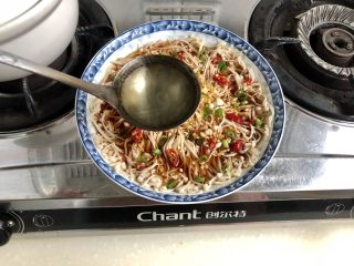 24、夏日里的开胃小凉菜➕蒜蓉炝拌金针菇,把热油浇在金针菇上即可。