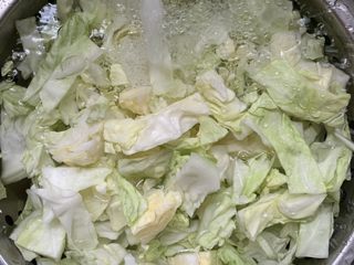 1、糖醋包菜,包菜切小块，洗净