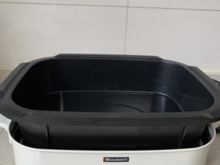 2、糖醋包菜,多功能锅烧热，倒少许油