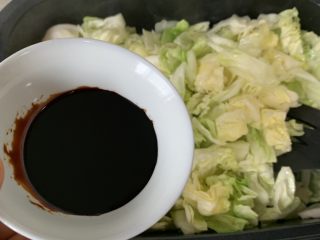 4、糖醋包菜,加一点老抽