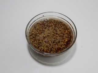 1、藜麦茼蒿鸡肉饭,藜麦洗净后放水中浸泡2个小时