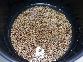 2、藜麦茼蒿鸡肉饭,放入锅中加入1：1的清水煮成藜麦饭