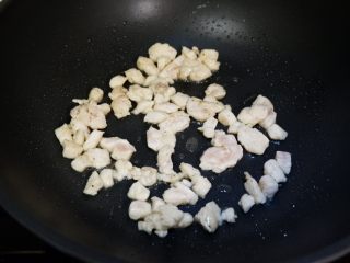 4、藜麦茼蒿鸡肉饭,滑炒至变色断生