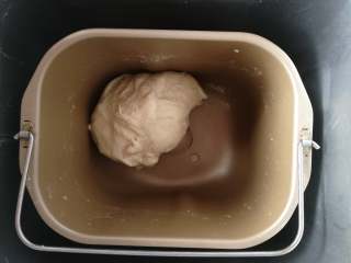 1、香蕉披萨,1.	将面粉，白糖，牛奶和发酵粉放入面包桶中，揉成光滑的面团