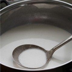 6、薯粉蒸肉,红薯粉倒入容器中，加水搅拌成粉浆