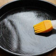 7、薯粉蒸肉,一个平底的盘中抹油