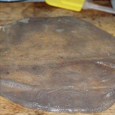 10、薯粉蒸肉,熟后撕下来，铺在菜板上