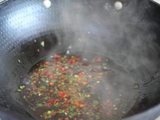 16、薯粉蒸肉,锅中入适量的水，入蚝油拌匀，加青红椒，用水淀粉勾芡