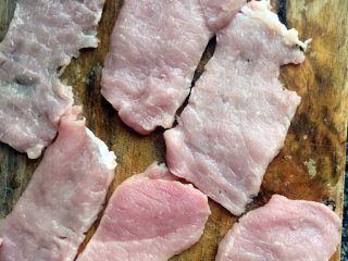 2、钱江肉丝,横切肉片。