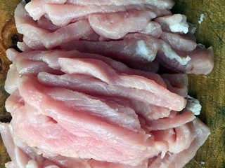 4、钱江肉丝,再切成肉丝。