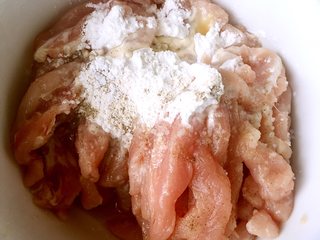 5、钱江肉丝,加入盐,淀粉,料酒,白胡椒粉。搅拌均匀,腌制肉丝10分钟左右。