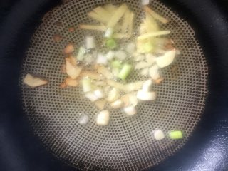 6、钱江肉丝,起油锅,放入葱姜蒜爆香。