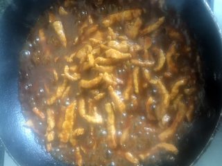 11、钱江肉丝,中火炒个10分钟左右,加水淀粉大火收汁。